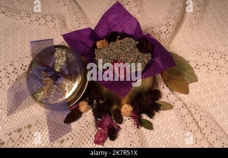 LAVENDELTOPF-POURRI IM BEHÄLTER AUF SPITZENTISCHDECKE Stockfoto