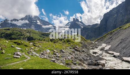 Der Gletscherbach mit den Gipfeln Breithorn und Wetterlucke im Hineres Lauterbrunnental. Stockfoto