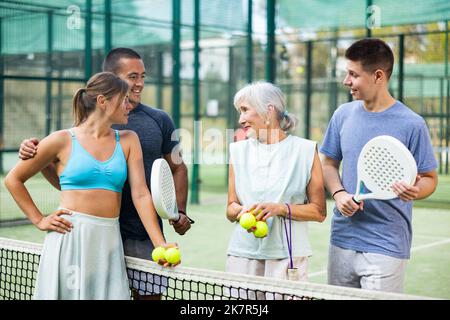 Zwei Padel-Spieler diskutieren auf einem offenen Platz glücklich über das vergangene Spiel Stockfoto