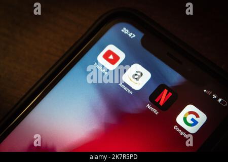 Vancouver, KANADA - 17 2022. Oktober : Netflix-Symbol mit YouTube-, Amazon- und Google-Symbolen auf einem iPhone in dunkler Stimmung. Stockfoto