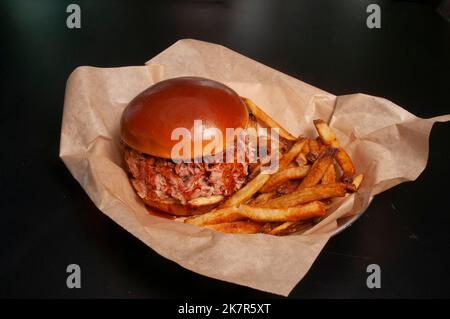 Köstliche und authentische amerikanische Küche, bekannt als Pulled Pork Sassanwich Stockfoto