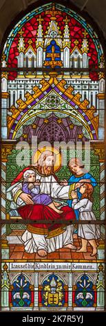 ZÜRICH, SCHWEIZ - 27. JUNI 2022: Der Jesus unter den Kindern in St. Peter und Paul Kirche von Albin Schweri (1885 - 1946). Stockfoto