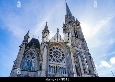 Die St. Colman's Cathedral in Cobh, Irland, hat einen Granitturm und ist im französischen gotischen Stil gestaltet Stockfoto