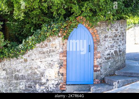 Die Eingangstür in einer Felswand sieht aus wie ein Gnom Zuhause Stockfoto