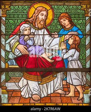 ZÜRICH, SCHWEIZ - 27. JUNI 2022: Der Jesus unter den Kindern in St. Peter und Paul Kirche von Albin Schweri (1885 - 1946). Stockfoto