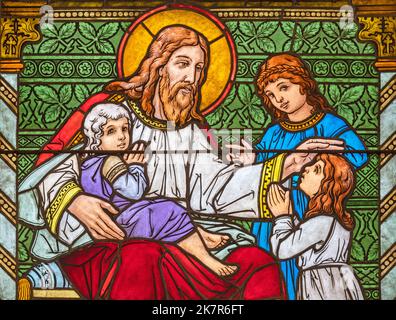 ZÜRICH, SCHWEIZ - 27. JUNI 2022: Der Jesus unter den Kindern in St. Peter und Paul Kirche von Albin Schweri (1885 - 1946). Stockfoto