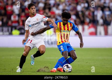 Sevilla, Sevilla, Spanien. 18. Oktober 2022. Thierry Correia von Valencia CF in Aktion beim La Liga Santader Spiel zwischen Sevilla CF und Valencia CF bei Ramon Sanchez Pizjuan in Sevilla, Spanien, am 18. Oktober 2022. (Bild: © Jose Luis Contreras/DAX via ZUMA Press Wire) Stockfoto