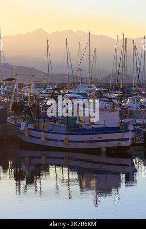 Fischerboote, Freizeitboote und Motorboote im Hafen von Ajacio (Corse-du-Sud) auf der Insel Korsika, Frankreich Stockfoto