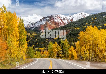 Frischer Schnee auf dem Red Mountain #2 in den San Juan Mountains auf dem Million Dollar Highway in der Nähe des Red Mountain Passes, Ouray, Colorado. Stockfoto