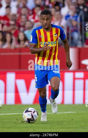 Sevilla, Sevilla, Spanien. 18. Oktober 2022. Samuel Lino von Valencia CF läuft mit dem Ball beim La Liga Santader Spiel zwischen Sevilla CF und Valencia CF bei Ramon Sanchez Pizjuan in Sevilla, Spanien, am 18. Oktober 2022. (Bild: © Jose Luis Contreras/DAX via ZUMA Press Wire) Stockfoto