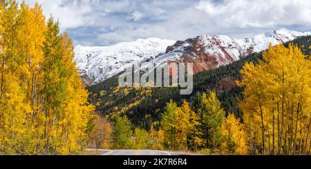 Frischer Schnee auf dem Red Mountain #2 in den San Juan Mountains auf dem Million Dollar Highway in der Nähe des Red Mountain Passes, Ouray, Colorado. Stockfoto