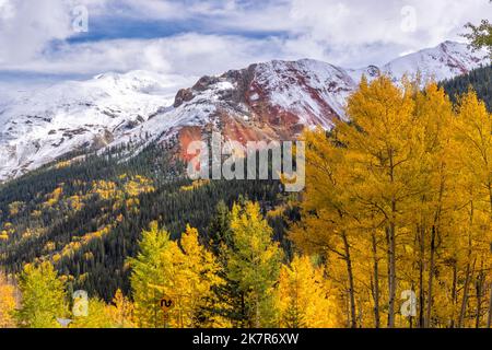 Frischer Schnee auf dem Red Mountain #2 in den San Juan Mountains auf dem Million Dollar Highway in der Nähe des Red Mountain Passes, Ouray, Colorado. Stockfoto