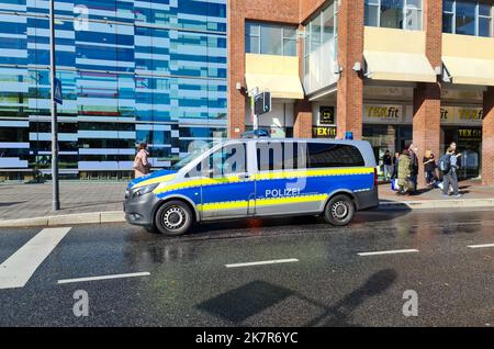 Kiel, Deutschland - 16. Oktober 2022: Deutscher Polizeiwagen am Hauptbusbahnhof in Kiel Stockfoto