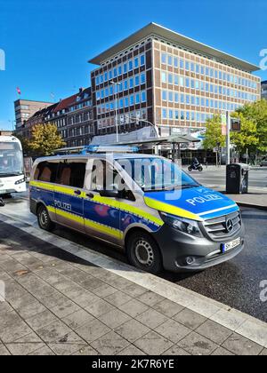 Kiel, Deutschland - 16. Oktober 2022: Deutscher Polizeiwagen am Hauptbusbahnhof in Kiel Stockfoto