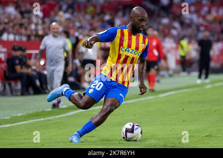 Sevilla, Sevilla, Spanien. 18. Oktober 2022. Dimitri Foulquier von Valencia CF in Aktion beim La Liga Santader Spiel zwischen Sevilla CF und Valencia CF bei Ramon Sanchez Pizjuan in Sevilla, Spanien, am 18. Oktober 2022. (Bild: © Jose Luis Contreras/DAX via ZUMA Press Wire) Stockfoto