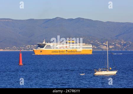 Die MS Pascal Lota (2019) Schnellfähre von Corsica Ferries - Sardinia Ferries in der Bucht von Ajacio (Corse-du-Sud), Frankreich Stockfoto