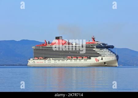 Das Valiant Lady-Schiff (2019) von Virgin Voyages in der Bucht von Ajaccio (Corse-du-Sud), Frankreich Stockfoto