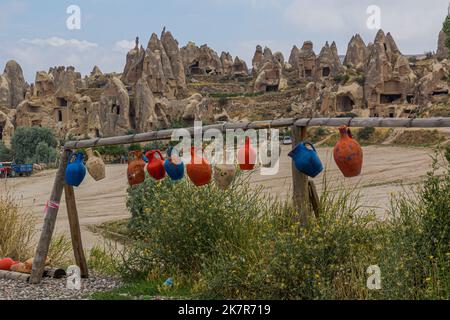 GOREME, TÜRKEI - 19. JULI 2019: Töpferwaren zum Verkauf in der Nähe der Stadt Goreme in Kappadokien, Türkei Stockfoto