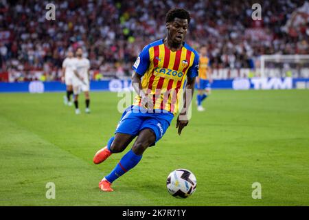 Sevilla, Sevilla, Spanien. 18. Oktober 2022. Yunus Musah von Valencia CF läuft mit dem Ball während des La Liga Santader-Spiels zwischen Sevilla CF und Valencia CF bei Ramon Sanchez Pizjuan in Sevilla, Spanien, am 18. Oktober 2022. (Bild: © Jose Luis Contreras/DAX via ZUMA Press Wire) Stockfoto