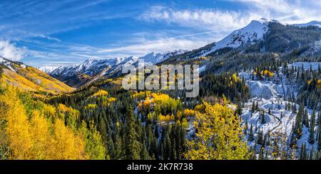 Frischer Schnee in den San Juan Mountains bei der Yankee Girl Mine mit Blick auf den Million Dollar Highway in der Nähe des Red Mountain Passes, Silverton, Colorado. Stockfoto