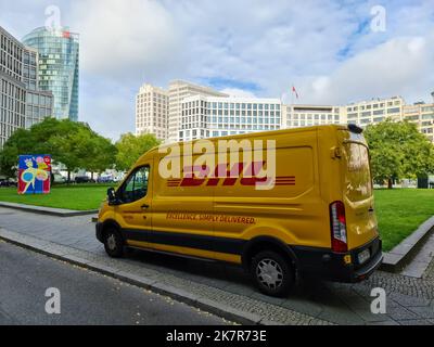 Berlin, Deutschland - 16. Oktober 2022: Ein gelber Van der Firma DHL parkt in den Straßen Berlins Stockfoto