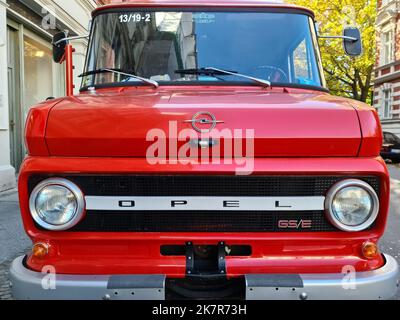 Berlin Deutschland - 16. Oktober 2022: Vorderansicht eines alten roten Ford Oldtimers Stockfoto