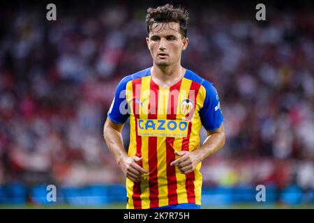 Sevilla, Sevilla, Spanien. 18. Oktober 2022. Hugo Guillamon von Valencia CF beim La Liga Santader Spiel zwischen Sevilla CF und Valencia CF bei Ramon Sanchez Pizjuan in Sevilla, Spanien, am 18. Oktober 2022. (Bild: © Jose Luis Contreras/DAX via ZUMA Press Wire) Stockfoto