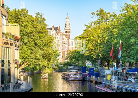 Landschaftlich schöner Blick auf den Kanal in Amsterdam, Niederlande Stockfoto