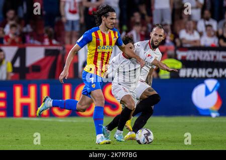 Sevilla, Sevilla, Spanien. 18. Oktober 2022. Edinson Cavani von Valencia CF in Aktion beim La Liga Santader Spiel zwischen Sevilla CF und Valencia CF bei Ramon Sanchez Pizjuan in Sevilla, Spanien, am 18. Oktober 2022. (Bild: © Jose Luis Contreras/DAX via ZUMA Press Wire) Stockfoto