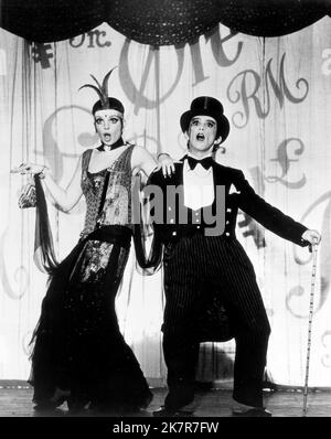 Liza Minnelli & Joel Grey Film: Kabarett (USA 1972) Charaktere: Sally Bowles, Zeremonienmeister Regie: Bob Fosse 13 February 1972 **WARNUNG** Dieses Foto ist nur für redaktionelle Verwendung bestimmt und unterliegt dem Copyright von ALLIIERTEN KÜNSTLERN und/oder dem Fotografen, der von der Film- oder Produktionsfirma beauftragt wurde und darf nur durch Publikationen im Zusammenhang mit der Bewerbung des oben genannten Films reproduziert werden. Eine obligatorische Gutschrift für ALLIIERTE KÜNSTLER ist erforderlich. Der Fotograf sollte auch bei Bekanntwerden des Fotos gutgeschrieben werden. Ohne schriftliche Genehmigung der Film Company kann keine kommerzielle Nutzung gewährt werden. Stockfoto