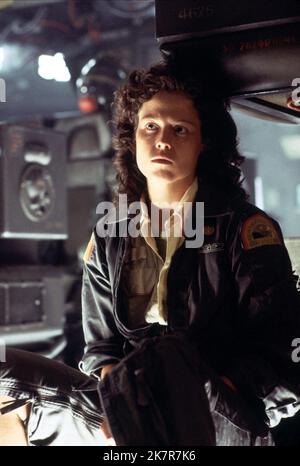 Sigourney Weaver Film: Alien (USA/UK 1979) Charaktere: Ripley Regie: Ridley Scott 25 May 1979 **WARNUNG** Dieses Foto ist nur für den redaktionellen Gebrauch bestimmt und unterliegt dem Copyright von 20. CENTURY FOX und/oder des Fotografen, der von der Film- oder Produktionsfirma beauftragt wurde, und kann nur durch Publikationen im Zusammenhang mit der Bewerbung des oben genannten Films reproduziert werden. Eine obligatorische Gutschrift an 20. CENTURY FOX ist erforderlich. Der Fotograf sollte auch bei Bekanntwerden des Fotos gutgeschrieben werden. Ohne schriftliche Genehmigung der Film Company kann keine kommerzielle Nutzung gewährt werden. Stockfoto