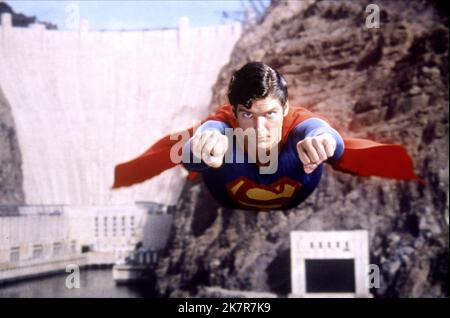 Christopher Reeve Film: Superman (USA/UK 1978) Charaktere: Superman Regie: Richard Donner 10 December 1978 **WARNUNG** Dieses Foto ist nur für den redaktionellen Gebrauch bestimmt und unterliegt dem Copyright von WARNER BROS. Und/oder den Fotografen, der vom Film- oder Produktionsunternehmen beauftragt wurde und nur durch Publikationen im Zusammenhang mit der Bewerbung des oben genannten Films reproduziert werden kann. Eine obligatorische Gutschrift an WARNER BROS. Ist erforderlich. Der Fotograf sollte auch bei Bekanntwerden des Fotos gutgeschrieben werden. Ohne schriftliche Genehmigung der Film Company kann keine kommerzielle Nutzung gewährt werden. Stockfoto