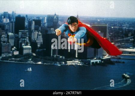 Christopher Reeve Film: Superman (USA/UK 1978) Charaktere: Superman Regie: Richard Donner 10 December 1978 **WARNUNG** Dieses Foto ist nur für den redaktionellen Gebrauch bestimmt und unterliegt dem Copyright von WARNER BROS. Und/oder den Fotografen, der vom Film- oder Produktionsunternehmen beauftragt wurde und nur durch Publikationen im Zusammenhang mit der Bewerbung des oben genannten Films reproduziert werden kann. Eine obligatorische Gutschrift an WARNER BROS. Ist erforderlich. Der Fotograf sollte auch bei Bekanntwerden des Fotos gutgeschrieben werden. Ohne schriftliche Genehmigung der Film Company kann keine kommerzielle Nutzung gewährt werden. Stockfoto