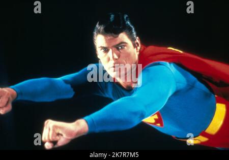 Christopher Reeve Film: Superman (USA/UK 1978) Charaktere: Superman Regie: Richard Donner 10 December 1978 **WARNUNG** Dieses Foto ist nur für den redaktionellen Gebrauch bestimmt und unterliegt dem Copyright von WARNER BROS. Und/oder den Fotografen, der vom Film- oder Produktionsunternehmen beauftragt wurde und nur durch Publikationen im Zusammenhang mit der Bewerbung des oben genannten Films reproduziert werden kann. Eine obligatorische Gutschrift an WARNER BROS. Ist erforderlich. Der Fotograf sollte auch bei Bekanntwerden des Fotos gutgeschrieben werden. Ohne schriftliche Genehmigung der Film Company kann keine kommerzielle Nutzung gewährt werden. Stockfoto