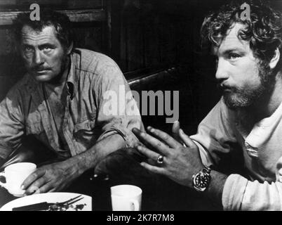 Robert Shaw & Richard Dreyfuss Film: JAWS (USA 1975) Charaktere: Quint, Matt Hooper Regie: Steven Spielberg 20 June 1975 **WARNUNG** Dieses Foto ist nur für redaktionelle Zwecke bestimmt und unterliegt dem Copyright von UNIVERSAL und/oder dem Fotografen, der von der Film- oder Produktionsfirma beauftragt wurde und darf nur von Publikationen im Zusammenhang mit der Bewerbung des oben genannten Films reproduziert werden. Eine obligatorische Gutschrift an UNIVERSAL ist erforderlich. Der Fotograf sollte auch bei Bekanntwerden des Fotos gutgeschrieben werden. Ohne schriftliche Genehmigung der Film Company kann keine kommerzielle Nutzung gewährt werden. Stockfoto