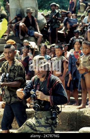 Dennis Hopper Film Apocalypse Now (USA 1979) Charaktere: Fotojournalist Regie: Francis Ford Coppola 10. Mai 1979 **WARNUNG** dieses Foto ist nur für redaktionelle Zwecke bestimmt und unterliegt dem Copyright der UNITED ARTISTS und/oder des Fotografen, der von der Film or Production Company beauftragt wurde. Es kann nur durch Veröffentlichungen in Verbindung mit der Werbung für den obigen Film reproduziert werden. Eine obligatorische Gutschrift für UNITED ARTISTS ist erforderlich. Der Fotograf sollte ebenfalls angerechnet werden, wenn er bekannt ist. Ohne schriftliche Genehmigung der Film Company kann keine kommerzielle Nutzung gewährt werden. Stockfoto