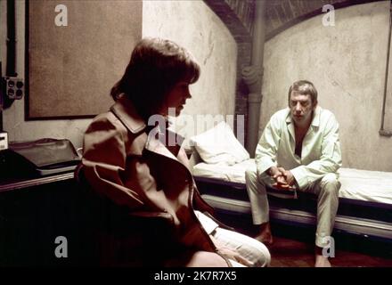 Jane Fonda & Donald Sutherland  Film Klute (USA 1971) Characters: Bree Daniels, John Klute  Director: Alan J. Pakula 23 June 1971   **WARNING** This Photograph is for editorial use only and is the copyright of WARNER BROS and/or the Photographer assigned by the  Film or Production Company and can only be reproduced by publications in conjunction with the promotion of the above  Film. A Mandatory Credit To WARNER BROS is required. The Photographer should also be credited when known. No commercial use can be granted without written authority from the  Film Company. Stockfoto