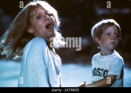 Melinda Dillon & Cary Guffey Film: Enge Begegnungen der dritten Art (USA 1977) Charaktere: Gillian Guiler, Barry Guiler Regie: Steven Spielberg 15. November 1977 **WARNUNG** Dieses Foto ist nur für redaktionelle Zwecke bestimmt und unterliegt dem Copyright von COLUMBIA und/oder des Fotografen, der von der Film- oder Produktionsfirma beauftragt wurde und darf nur von Publikationen im Zusammenhang mit der Bewerbung des oben genannten Films reproduziert werden. Eine obligatorische Gutschrift an COLUMBIA ist erforderlich. Der Fotograf sollte auch bei Bekanntwerden des Fotos gutgeschrieben werden. Ohne schriftliche Genehmigung der Film Company kann keine kommerzielle Nutzung gewährt werden. Stockfoto