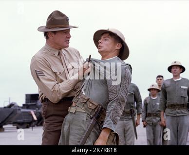 Michael Conrad & Jan-Michael Vincent Film Baby Blue Marine (1976) Charaktere: Drill Instructor, Marion Regie: John D. Hancock 05. Mai 1976 **WARNUNG** dieses Foto ist nur für redaktionelle Zwecke bestimmt und unterliegt dem Copyright von COLUMBIA und/oder dem Fotografen, der von der Film or Production Company zugewiesen wurde. Es kann nur durch Veröffentlichungen in Verbindung mit der Werbung für den oben genannten Film reproduziert werden. Eine obligatorische Gutschrift für COLUMBIA ist erforderlich. Der Fotograf sollte ebenfalls angerechnet werden, wenn er bekannt ist. Ohne schriftliche Genehmigung der Film Company kann keine kommerzielle Nutzung gewährt werden. Stockfoto