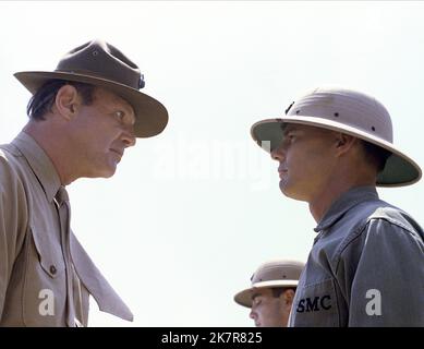 Michael Conrad & Jan-Michael Vincent Film Baby Blue Marine (1976) Charaktere: Drill Instructor, Marion Regie: John D. Hancock 05. Mai 1976 **WARNUNG** dieses Foto ist nur für redaktionelle Zwecke bestimmt und unterliegt dem Copyright von COLUMBIA und/oder dem Fotografen, der von der Film or Production Company zugewiesen wurde. Es kann nur durch Veröffentlichungen in Verbindung mit der Werbung für den oben genannten Film reproduziert werden. Eine obligatorische Gutschrift für COLUMBIA ist erforderlich. Der Fotograf sollte ebenfalls angerechnet werden, wenn er bekannt ist. Ohne schriftliche Genehmigung der Film Company kann keine kommerzielle Nutzung gewährt werden. Stockfoto
