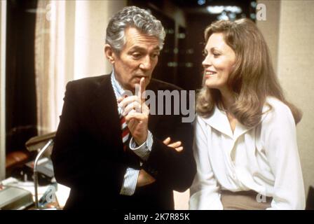 Peter Finch & Saye Dunayway Film: Network (1976) Charaktere: Howard Beale, Diana Christensen Regie: Sidney Lumet 14. November 1976 **WARNUNG** Dieses Foto ist nur für den redaktionellen Gebrauch bestimmt und unterliegt dem Copyright von UNITED ARTISTS und/oder dem Fotografen, der von der Film oder Production Company beauftragt wurde und kann nur durch Publikationen im Zusammenhang mit der Bewerbung des oben genannten Films reproduziert werden. Eine obligatorische Gutschrift für UNITED ARTISTS ist erforderlich. Der Fotograf sollte auch bei Bekanntwerden des Fotos gutgeschrieben werden. Ohne schriftliche Genehmigung der Film Company kann keine kommerzielle Nutzung gewährt werden. Stockfoto