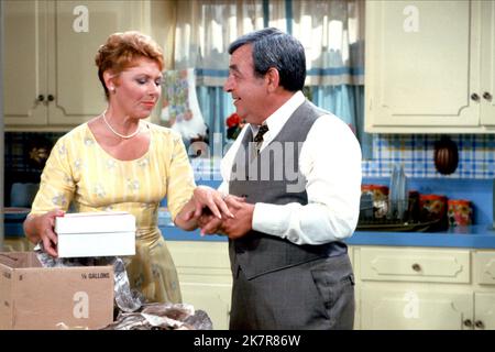 Marion Ross & Tom Bosley Television: Happy Days (TV-Serie) Charaktere: Marion Cunningham, Howard Cunningham USA 1974–1984, 15. Januar 1974 **WARNUNG** Dieses Foto ist nur für redaktionelle Verwendung bestimmt und unterliegt dem Copyright von ABC und/oder dem von der Film- oder Produktionsfirma beauftragten Fotografen und kann nur durch Publikationen im Zusammenhang mit der Bewerbung des oben genannten Films reproduziert werden. Eine obligatorische Gutschrift an ABC ist erforderlich. Der Fotograf sollte auch bei Bekanntwerden des Fotos gutgeschrieben werden. Ohne schriftliche Genehmigung der Film Company kann keine kommerzielle Nutzung gewährt werden. Stockfoto