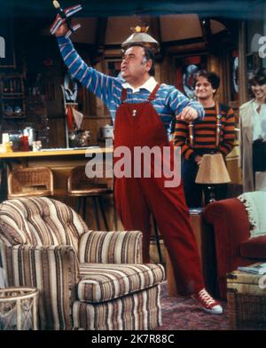 Jonathan Winters, Robin Williams & Pam Dawber Television: Mork & Mindy (TV-Serie) Charaktere: Mearth, Mork, Mindy McConnell USA 1978-1982, 14. September 1978 **WARNUNG** Dieses Foto ist nur für den redaktionellen Gebrauch bestimmt und unterliegt dem Copyright von PARAMOUNT TELEVISION und/oder des Fotografen, der von der Film- oder Produktionsfirma beauftragt wurde und darf nur durch Publikationen im Zusammenhang mit der Bewerbung des oben genannten Films reproduziert werden. Eine obligatorische Gutschrift an PARAMOUNT TELEVISION ist erforderlich. Der Fotograf sollte auch bei Bekanntwerden des Fotos gutgeschrieben werden. Ohne schriftliche Genehmigung des F kann keine kommerzielle Nutzung gewährt werden Stockfoto