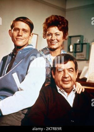 Ron Howard, Marion Ross & Tom Bosley Television: Happy Days (TV-Serie) Charaktere: Richie Cunningham, Marion Cunningham, Howard Cunningham USA 1974–1984, 15. Januar 1974 **WARNUNG** Dieses Foto ist nur für redaktionelle Zwecke bestimmt und unterliegt dem Copyright von ABC und/oder dem Fotografen, der von der Film- oder Produktionsfirma beauftragt wurde, und kann nur von Publikationen im Zusammenhang mit der Bewerbung des oben genannten Films reproduziert werden. Eine obligatorische Gutschrift an ABC ist erforderlich. Der Fotograf sollte auch bei Bekanntwerden des Fotos gutgeschrieben werden. Ohne schriftliche Genehmigung der Film Company kann keine kommerzielle Nutzung gewährt werden. Stockfoto