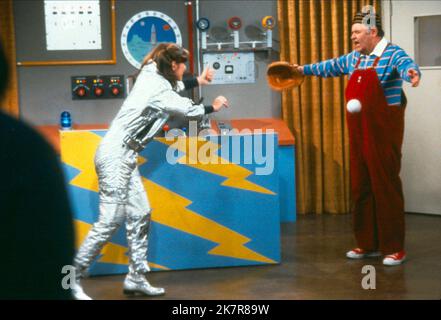 PAM Dawber & Jonathan Winters Television: Mork & Mindy (TV-Serie) Charaktere: Mindy McConnell, Mearth USA 1978-1982, 14. September 1978 **WARNUNG** dieses Foto ist nur für redaktionelle Zwecke bestimmt und unterliegt dem Copyright von PARAMOUNT TELEVISION und/oder dem Fotografen, der von der Film or Production Company zugewiesen wurde. Es kann nur durch Veröffentlichungen in Verbindung mit der Werbung für den oben genannten Film reproduziert werden. Für PARAMOUNT TV ist ein obligatorisches Guthaben erforderlich. Der Fotograf sollte ebenfalls angerechnet werden, wenn er bekannt ist. Ohne schriftliche Genehmigung der Film Company kann keine kommerzielle Nutzung gewährt werden. Stockfoto