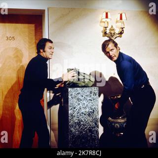 Tony Curtis & Roger Moore Television: Die Persuaders! (TV-Serie) Charaktere: Danny Wilde, Lord Brett Sinclair UK 1971-1972, / 'die 2', Zwei 17. September 1971 **WARNUNG** Dieses Foto ist nur für redaktionelle Zwecke bestimmt und unterliegt dem Copyright von ITC und/oder des Fotografen, der von der Film- oder Produktionsfirma beauftragt wurde, und kann nur von Publikationen im Zusammenhang mit der Bewerbung des oben genannten Films reproduziert werden. Eine obligatorische Gutschrift an ITC ist erforderlich. Der Fotograf sollte auch bei Bekanntwerden des Fotos gutgeschrieben werden. Ohne schriftliche Genehmigung der Film Company kann keine kommerzielle Nutzung gewährt werden. Stockfoto