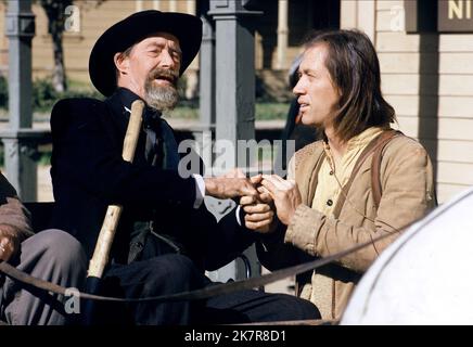John Carradine & David Carradine Television: Kung Fu (TV-Serie) Charaktere: Serenity Johnson, Caine USA 1972-1975, 22. Februar 1972 **WARNUNG** dieses Foto ist nur für redaktionelle Zwecke und ist urheberrechtlich geschützt von WARNER BROS. DAS FERNSEHEN und/oder der Fotograf, der von der Film- oder Produktionsgesellschaft beauftragt wurde, können nur durch Veröffentlichungen in Verbindung mit der Werbung für den oben genannten Film reproduziert werden. Eine obligatorische Gutschrift an WARNER BROS. FERNSEHER ist erforderlich. Der Fotograf sollte ebenfalls angerechnet werden, wenn er bekannt ist. Ohne schriftliche Genehmigung der Film Company kann keine kommerzielle Nutzung gewährt werden. Stockfoto