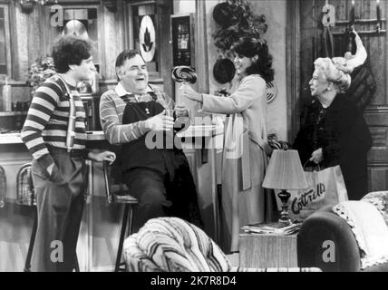 Robin Williams, Jonathan Winters, Pam Dawber & Elizabeth Kerr Fernsehen: Mork & Mindy (TV-Serie) Charaktere: Mork, Mearth, Mindy McConnell, Cora Hudson USA 1978-1982, 14. September 1978 **WARNUNG** Dieses Foto ist nur für redaktionelle Zwecke bestimmt und unterliegt dem Copyright von PARAMOUNT TELEVISION und/oder des Fotografen, der von der Film- oder Produktionsfirma beauftragt wurde, und kann nur von Publikationen im Zusammenhang mit der Bewerbung des oben genannten Films reproduziert werden. Eine obligatorische Gutschrift an PARAMOUNT TELEVISION ist erforderlich. Der Fotograf sollte auch bei Bekanntwerden des Fotos gutgeschrieben werden. Ohne kann keine kommerzielle Nutzung gewährt werden Stockfoto