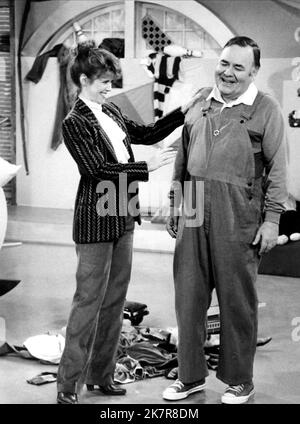 PAM Dawber & Jonathan Winters Television: Mork & Mindy (TV-Serie) Charaktere: Mindy McConnell, Mearth USA 1978-1982, 14. September 1978 **WARNUNG** dieses Foto ist nur für redaktionelle Zwecke bestimmt und unterliegt dem Copyright von PARAMOUNT TELEVISION und/oder dem Fotografen, der von der Film or Production Company zugewiesen wurde. Es kann nur durch Veröffentlichungen in Verbindung mit der Werbung für den oben genannten Film reproduziert werden. Für PARAMOUNT TV ist ein obligatorisches Guthaben erforderlich. Der Fotograf sollte ebenfalls angerechnet werden, wenn er bekannt ist. Ohne schriftliche Genehmigung der Film Company kann keine kommerzielle Nutzung gewährt werden. Stockfoto