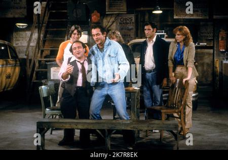 Tony Danza, Danny Devito, Christopher Lloyd, Judd Hirsch & Marilu Henner Television: Taxi (TV-Serie) Charaktere: Tony Banta, Louie De Palma, Reverend Jim Ignatowski, Alex Reiger, Elaine O'Connor-Nardo USA 1963-1964, 12. September 1978 **WARNUNG** Dieses Foto ist nur für redaktionelle Zwecke bestimmt und unterliegt dem Copyright von PARAMOUNT TELEVISION und/oder des Fotografen, der von der Film- oder Produktionsfirma beauftragt wurde, und kann nur von Publikationen im Zusammenhang mit der Bewerbung des oben genannten Films reproduziert werden. Eine obligatorische Gutschrift an PARAMOUNT TELEVISION ist erforderlich. Der Fotograf sollte auch bei der Gutschrift berücksichtigt werden Stockfoto